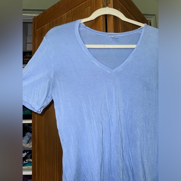 🎁old navy soft v neck tee - Picture 2 of 5